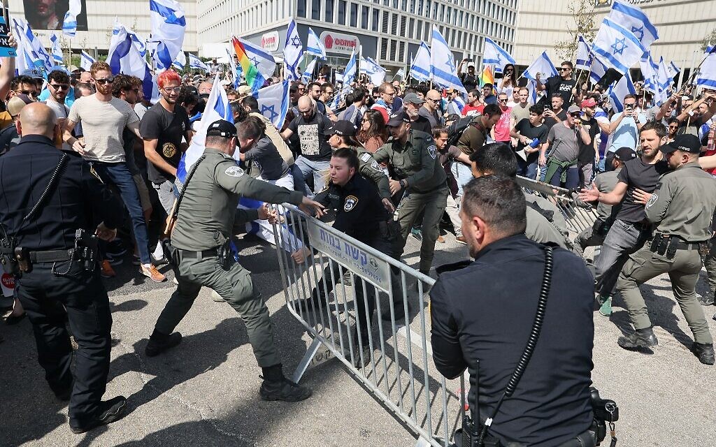 Des manifestants se heurtent aux forces de sécurité lors d'une manifestation contre le projet de loi controversé du gouvernement sur la refonte de la justice, à Tel Aviv, le 1er mars 2023. (Crédit : JACK GUEZ / AFP)