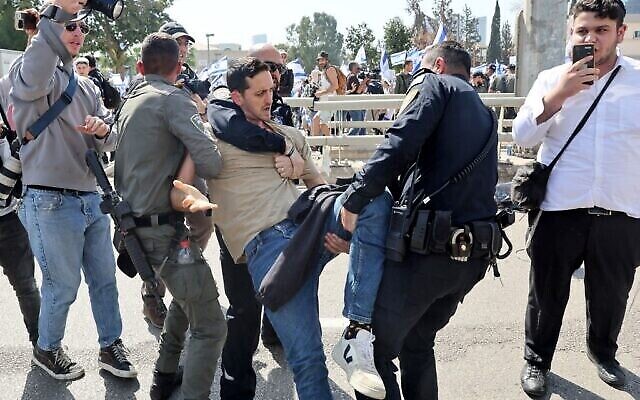 Des policiers israéliens arrêtent un manifestant lors d'une manifestation contre la refonte controversée de la justice par le gouvernement à Tel Aviv le 1er mars 2023. (Crédit : JACK GUEZ / AFP)