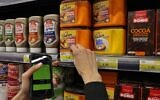 Dans un contexte de crise économique, un ouvrier actualise les prix des produits en dollars américains, à Beyrouth, au Liban, le 1er mars 2023. (Crédit : Joseph EID / AFP)