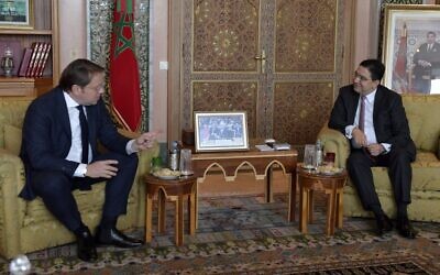 Le ministre marocain des Affaires étrangères Nasser Bourita, à droite, le Commissaire européen chargé de la politique de voisinage et d'élargissement Oliver Varhelyi, à Rabat, le 2 mars 2023. (Crédit : AFP)