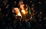 Illustration : Des supporters de la Lazio lors du match de football de Serie A italienne entre Naples et la Lazio le 3 mars 2023, au stade Diego-Maradona de Naples. (Crédit : Alberto Pizzoli/AFP)