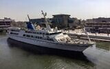 Cette image aérienne montre le Basrah Breeze (à gauche), un yacht privé ayant appartenu à l'ancien dictateur irakien Saddam Hussein, amarré dans la voie navigable du Shatt al-Arab, dans la ville de Bassorah, au sud de l'Irak, le 2 mars 2023. Le navire, qui n'a jamais été utilisé par Saddam Hussein, mesure 82 mètres et s'élève sur quatre étages. Il est équipé de piscines, d'une mosquée et d'un lanceur de missiles. (Crédit : Hussein FALEH / AFP)