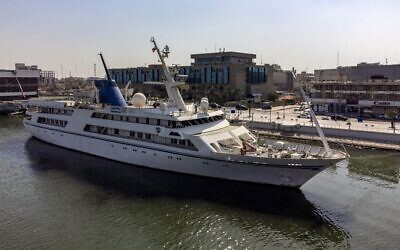 Cette image aérienne montre le Basrah Breeze (à gauche), un yacht privé ayant appartenu à l'ancien dictateur irakien Saddam Hussein, amarré dans la voie navigable du Shatt al-Arab, dans la ville de Bassorah, au sud de l'Irak, le 2 mars 2023. Le navire, qui n'a jamais été utilisé par Saddam Hussein, mesure 82 mètres et s'élève sur quatre étages. Il est équipé de piscines, d'une mosquée et d'un lanceur de missiles. (Crédit : Hussein FALEH / AFP)