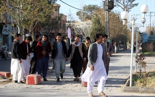 Des étudiants arrivent à l'université de Hérat après sa réouverture, le 6 mars 2023. (Crédit : Mohsen KARIMI / AFP)