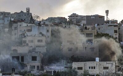 De la fumée s'élève d'un bâtiment lors d'un raid de Tsahal sur Jénine le 7 mars 2023. (Crédit : JAAFAR ASHTIYEH / AFP)
