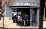 Des agents de police quittant le siège de la Silicon Valley Bank à Santa Clara, en Californie, le 10 mars 2023. (Crédit : Noah Berger/AFP)