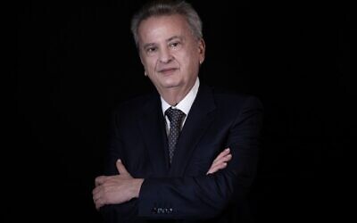 Riad Salamé, le gouverneur de la Banque centrale du Liban, lors d'une séance photo en studio, à Beyrouth, le 20 décembre 2021. (Crédit : Joseph Eid/AFP)