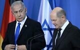 Le chancelier allemand Olaf Scholz, à droite, et le Premier ministre Benjamin Netanyahu s'exprimant lors d'une conférence de presse commune à l'issue d'entretiens à la Chancellerie, à Berlin, le 16 mars 2023. (Crédit : Tobias Schwarz/AFP)
