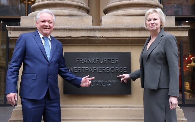 Le PDG du fabricant d'armes allemand Rheinmetall, Armin Papperger (G), et le directeur financier de la société, Dagmar Steinert, pour une photo à l'extérieur de la Bourse de Francfort, le 20 mars 2023 à Francfort-sur-le-Main, dans l'ouest de l'Allemagne, avant la cérémonie d'introduction de la société dans l'indice boursier allemand DAX. Rheinmetall rejoindra l'indice DAX de Francfort, soulignant l'amélioration de la situation de l'industrie de l'armement du pays, alors que la guerre en Ukraine stimule la demande.
(Crédit : Daniel ROLAND / AFP) Le PDG du fabricant d'armes allemand Rheinmetall, Armin Papperger (G), et le directeur financier de la société, Dagmar Steinert, pour une photo à l'extérieur de la Bourse de Francfort, le 20 mars 2023 à Francfort-sur-le-Main, dans l'ouest de l'Allemagne, avant la cérémonie d'introduction de la société dans l'indice boursier allemand DAX. Rheinmetall rejoindra l'indice DAX de Francfort, soulignant l'amélioration de la situation de l'industrie de l'armement du pays, alors que la guerre en Ukraine stimule la demande.
(Crédit : Daniel ROLAND / AFP)