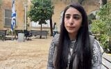 La journaliste palestinienne Lama Ghosheh devant le tribunal de première instance de Jérusalem, le 21 mars 2023. (Crédit : Hiba Aslan/AFP)