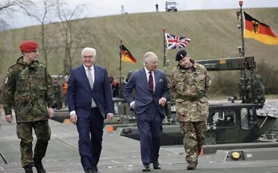 (De gauche à droite) Le commandant du 130e bataillon de pionniers germano-britannique Stefan Klein, le président allemand Frank-Walter Steinmeier, le roi de Grande-Bretagne Charles et le commandant en second du 130e bataillon de pionniers germano-britannique Ian Higginbotham visitent le 130e bataillon de pionniers germano-britannique à Finowfurt, en Allemagne, le 30 mars 2023. - Le couple royal britannique est en tournée de trois jours en Allemagne pour la première visite d'État de Charles en tant que roi, le voyage étant présenté comme "un geste européen important" pour maintenir des liens forts après le Brexit. (Crédit : Jens Schlueter / X03942 / AFP)