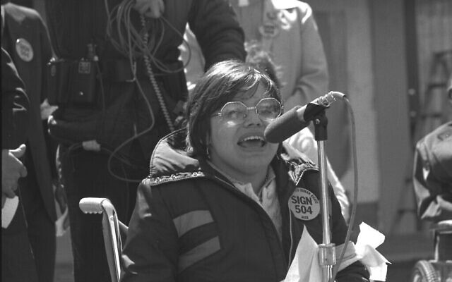 Judith Heumann lors d’une manifestation 504. (Crédit : HolLynn D’Lil)