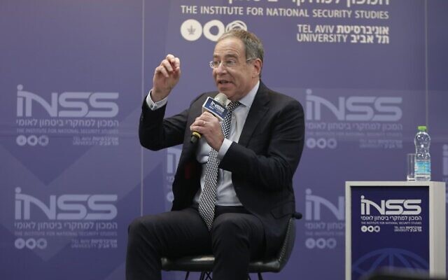 L'ambassadeur américain en Israël Tom Nides s'exprime lors d'une conférence de l'Institut d'études de sécurité nationale à Tel Aviv, le 28 février 2023. (Crédit : Yair Valer) L'ambassadeur américain en Israël Tom Nides s'exprime lors d'une conférence de l'Institut d'études de sécurité nationale à Tel Aviv, le 28 février 2023. (Crédit : Yair Valer)