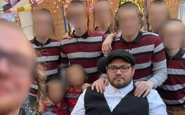 Haïm Nissim Cohen et ses neuf fils adoptifs sur une photo publiée sur la page Facebook de la famille en 2021. (Crédit : Facebook ; utilisé conformément à l'article 27a de la loi sur le droit d'auteur) Haïm Nissim Cohen et ses neuf fils adoptifs sur une photo publiée sur la page Facebook de la famille en 2021. (Crédit : Facebook ; utilisé conformément à l'article 27a de la loi sur le droit d'auteur)