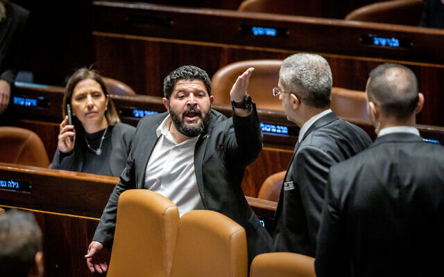 Almog Cohen, député d'Otzma Yehudit, réagissant pendant une discussion à la Knesset, à Jérusalem, le 22 février 2023. (Crédit : Yonatan Sindel/Flash90) Almog Cohen, député d'Otzma Yehudit, réagissant pendant une discussion à la Knesset, à Jérusalem, le 22 février 2023. (Crédit : Yonatan Sindel/Flash90)