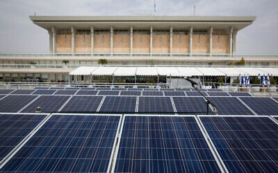 Des panneaux solaires sur le toit de la Knesset, le 29 mars 2015. (Crédit : Miriam Alster/Flash90)