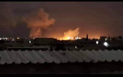 Une capture d'écran de Twitter montrant un incendie à l'aéroport d'Alep suite à une frappe aérienne israélienne présumée, le 7 mars 2023. (Crédit : Capture d'écran/Twitter ; utilisé conformément à la clause 27a de la loi sur le droit d'auteur)