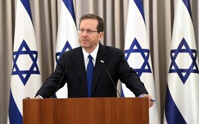 Le président Isaac Herzog prononçant un discours à la nation au sujet de la réforme du système judiciaire du gouvernement, le 9 mars 2023. (Crédit : GPO)