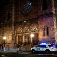 Illustration : La police postée à l'extérieur d'une synagogue après des menaces contre la communauté juive, à New York, le 4 novembre 2022. (Crédit : Luke Tress/Times of Israel)