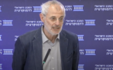 Le professeur Gábor Halmai, constitutionnaliste du Centre Robert Schuman d'études avancées de l'Institut universitaire européen, s'exprime lors d'une conférence organisée par l'Institut israélien de la démocratie à Jérusalem, le 26 mars 2023. (Crédit : Oded Karni)