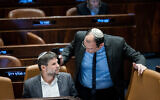 Le député Simcha Rotman (à droite), président de la commission Constitution, Droit et Justice de la Knesset et le ministre des Finances Bezalel Smotrich vus au plénum de la Knesset, à Jérusalem, le 27 mars 2023. (Crédit : Yonatan Sindel/Flash90)