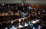 Le Premier ministre Benjamin Netanyahu, au centre, lors de la plénière de la Knesset, à Jérusalem, le 27 mars 2023. (Crédit : Yonatan Sindel/Flash90)