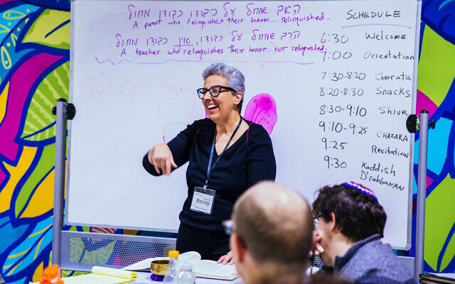 Les chercheurs de Svara, une yeshiva queer basée à Chicago, ont servi la communauté juive LGBTQ pendant deux décennies et sont en train de créer le premier ensemble écrit de loi juive par et pour les juifs trans. (Crédit : Jess Benjamin/JTA)