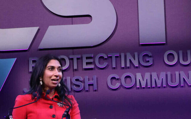 La ministre britannique de l'Intérieur Suella Braverman prend la parole lors du dîner annuel de collecte de fonds du Community Security Trust à Londres, au Royaume-Uni, le 29 mars 2023. (Crédit : CST La ministre britannique de l'Intérieur Suella Braverman prend la parole lors du dîner annuel de collecte de fonds du Community Security Trust à Londres, au Royaume-Uni, le 29 mars 2023. (Crédit : CST