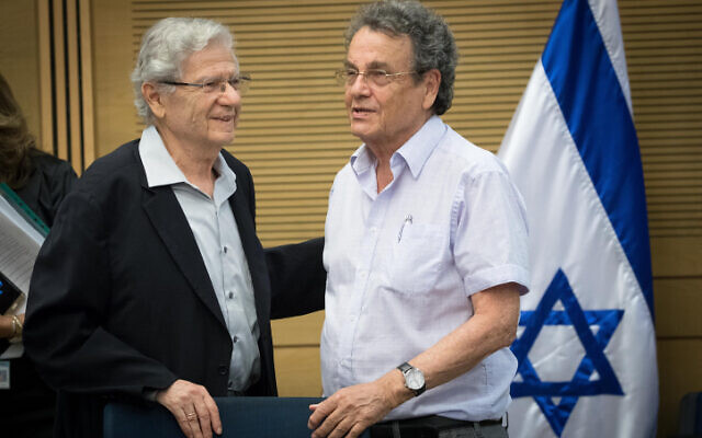 L'ancien ministre de la Justice Daniel Friedmann (R) parle avec l'ancien président de la Cour suprême Aharon Barak lors d'une audience de la commission de la Constitution, du Droit et de la Justice de la Knesset, le 9 juillet 2017. (Crédit : Yonatan Sindel/Flash90) L'ancien ministre de la Justice Daniel Friedmann (R) parle avec l'ancien président de la Cour suprême Aharon Barak lors d'une audience de la commission de la Constitution, du Droit et de la Justice de la Knesset, le 9 juillet 2017. (Crédit : Yonatan Sindel/Flash90)