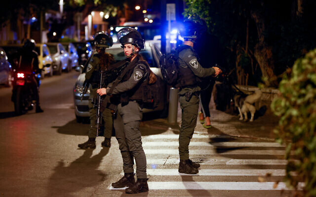 La police sur les lieux d'une attaque terroriste dans la rue Dizengoff, dans le centre de Tel Aviv, le 9 mars 2023. (Crédit : Avshalom Saassoni/Flash90)