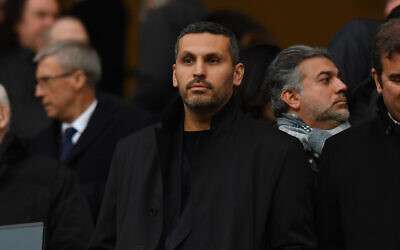 Khaldoon Al Mubarak lors d'un match de football en Angleterre, le 10 avril 2018. (Crédit : Anthony Devlin/AFP)