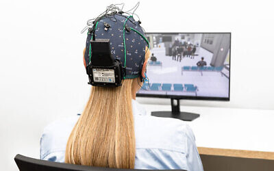 Patiente utilisant Prism pour les stress post traumatiques avec l’interface audio/visuelle interactive de Prism. Ce traitement est administré sous la supervision de professionnels de santé (Autorisation de GrayMatters Health)