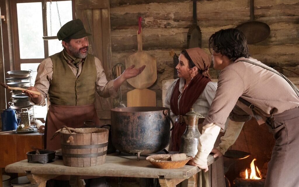  Schmuck Mudman (Nick Kroll), Fanny (Pamela Adlon) et Joshy (Charles Melton) discutant de leur départ du shtetl alors que la révolution russe éclate dans la "Folle histoire du monde II". (Crédit : Hulu via JTA)