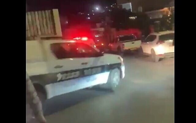 La police arrivant sur les lieux où Bayan Nassar Abbas, 29 ans, a été abattue dans le village de Kafr Kanna, dans le nord du pays, le 12 mars 2023. (Crédit : Capture d'écran vidéo) La police arrivant sur les lieux où Bayan Nassar Abbas, 29 ans, a été abattue dans le village de Kafr Kanna, dans le nord du pays, le 12 mars 2023. (Crédit : Capture d'écran vidéo)