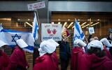 Des Israéliens opposés à la refonte du système judiciaire menée par le gouvernement manifestant devant les bureaux du Tikvah Fund, à New York, le 8 mars 2023. (Crédit : Luke Tress/Times of Israel)