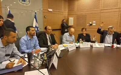 La commission de la Constitution, du Droit et de la Justice de la Knesset, présidée par le député HaTzionout HaDatit, Simcha Rothman, réunie pour voter sur plus de 5 000 objections concernant le projet de loi sur les nominations des juges, à la Knesset, le 22 mars 2023. (Crédit : Bureau du porte-parole de la commission)
