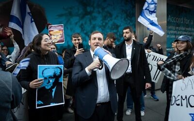 Asaf Zamir peu après avoir quitté son poste de consul général en signe de protestation, devant le consulat d'Israël, à New York, le 26 mars 2023. (Crédit : Luke Tress/Times of Israel)