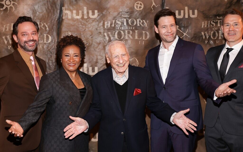  Photographiés de gauche à droite : Nick Kroll, Wanda Sykes, Mel Brooks, Ike Barinholtz et David Stassen à la première de la "Folle histoire du monde II", à Los Angeles. (Crédit : Tommaso Boddi via Getty Images/ via JTA)