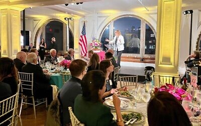 La comédienne Judy Gold a organisé le gala annuel de A Wider Bridge le 13 mars 2023, qui a célébré les 75 ans d'Israël et abordé le sentiment anti-LGBTQ avec la nouvelle coalition gouvernementale élue en janvier. (Crédit : Jackie Hajdenberg / JTA)