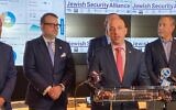 Le PDG de l'Anti-Defamation League, Jonathan Greenblatt, s'exprimant lors d'une conférence de presse annonçant "l'Alliance juive pour la sécurité" au laboratoire de recherche de l'ADL. Derrière lui, Scott Richman, directeur régional du bureau de l'ADL à New York et dans le New Jersey, Evan Bernstein, directeur général de la CSS, et Mitch Silber, directeur exécutif de la CSI. (Crédit : Jacob Henry via JTA)