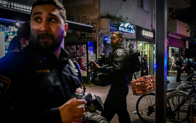 La police sur les lieux d'une attaque terroriste dans la rue Dizengoff, dans le centre de Tel Aviv, le 9 mars 2023. (Crédit : Avshalom Saassoni/Flash90)