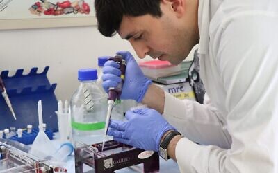 Le Dr. Edo Kon travaillant sur le premier vaccin à ARNm contre les bactéries, à l'université de Tel Aviv. (Crédit : Université de Tel Aviv)