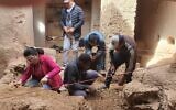 Des fouilles archéologiques dans la synagogue de Tagadirt dans la province de Tata, au Maroc, en mars 2023. (Crédit : Institut national d'archéologie et du patrimoine)