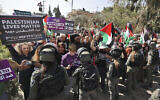 Les forces de l'ordre israéliennes bloquent des militants pacifistes palestiniens et israéliens qui manifestent à l’entrée de Huwara en Cisjordanie, le 3 mars 2023. (Crédit : Jaafar Ashtiyeh/AFP)