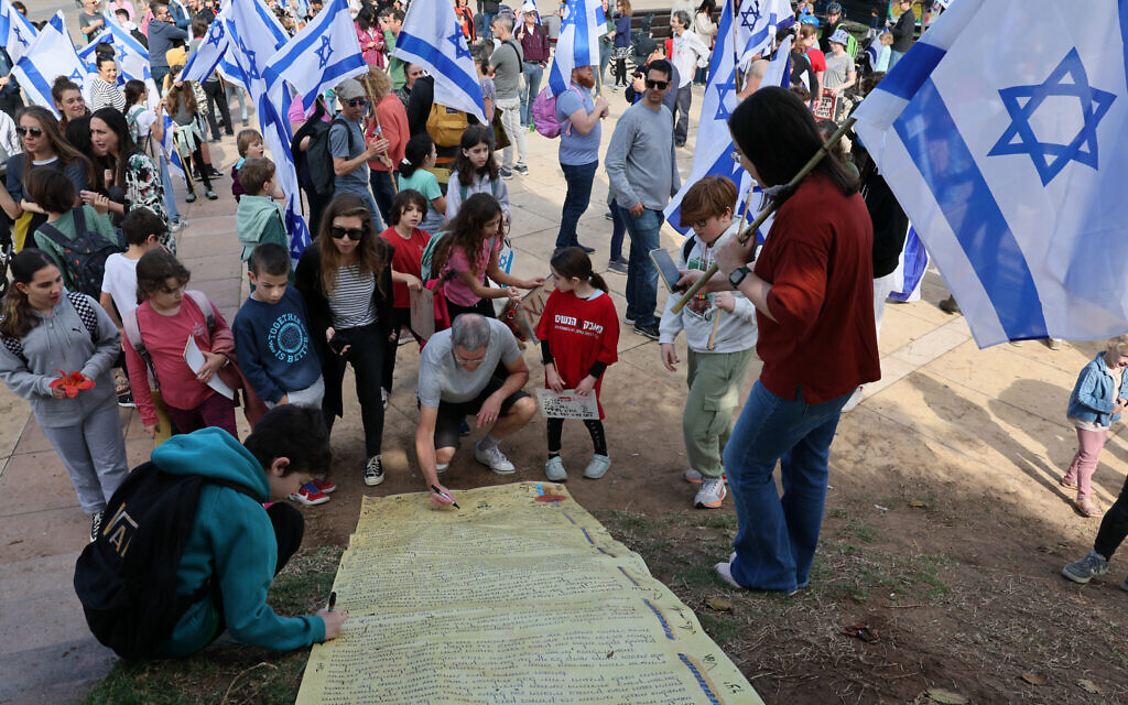 Des manifestants protestent contre la réforme judiciaire, à Tel Aviv, le 9 mars 2023. (Crédit: JACK GUEZ / AFP) Des manifestants protestent contre la réforme judiciaire, à Tel Aviv, le 9 mars 2023. (Crédit: JACK GUEZ / AFP)