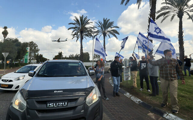 Des Israéliens à l'entrée de l'aéroport Ben Gurion protestant contre la réforme du système judiciaire largement controversée du gouvernement, le 9 mars 2023. (Crédit : Ahmad Gharabli/AFP)