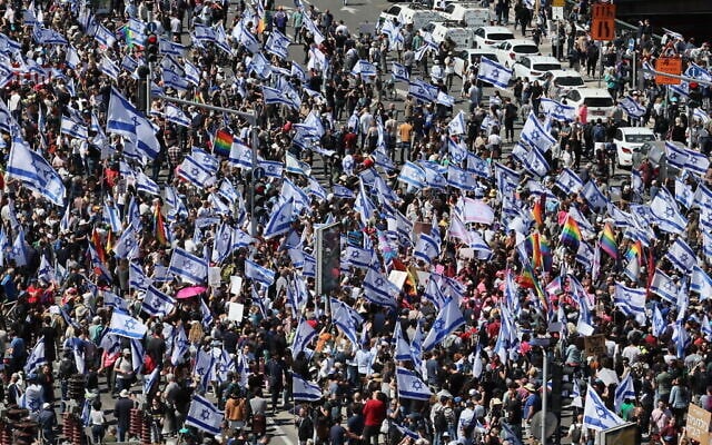 Des milliers d'Israéliens protestant contre le projet de loi de réforme du système judiciaire controversé du gouvernement, à Tel Aviv, le 9 mars 2023. (Crédit : Jack Guez/AFP) Des milliers d'Israéliens protestant contre le projet de loi de réforme du système judiciaire controversé du gouvernement, à Tel Aviv, le 9 mars 2023. (Crédit : Jack Guez/AFP)