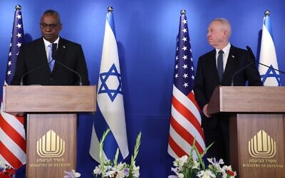 Le ministre de la Défense Yoav Gallant, à droite, et le secrétaire américain à la Défense Lloyd Austin s'adressant à la presse au siège des Industries aérospatiales israéliennes (IAI) près de l'aéroport Ben Gurion, à Tel-Aviv, le 9 mars 2023. (Crédit : Gil Cohen-Magen/AFP)
