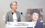 Le Premier ministre français Elisabeth Borne s'exprimant lors du dévoilement d'une plaque commémorative en hommage à la militante française des droits des victimes du terrorisme Françoise Rudetzki, dans le cadre d'une visite des bureaux du Fonds de garantie des victimes des actes de terrorisme et d'autres infractions (FGTI), à Vincennes, le 13 mars 2023. (Crédit : Bertrand Guay/AFP)