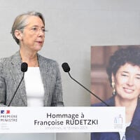Le Premier ministre français Elisabeth Borne s'exprimant lors du dévoilement d'une plaque commémorative en hommage à la militante française des droits des victimes du terrorisme Françoise Rudetzki, dans le cadre d'une visite des bureaux du Fonds de garantie des victimes des actes de terrorisme et d'autres infractions (FGTI), à Vincennes, le 13 mars 2023. (Crédit : Bertrand Guay/AFP)